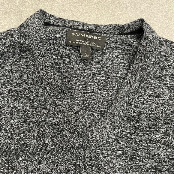 [L]Banana Republic Cotton/Silk Blend Gray V-Neck Sweater - Picture 2 of 7
